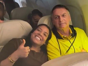 Passageiros fazem fila em avião para tirar fotos com Bolsonaro