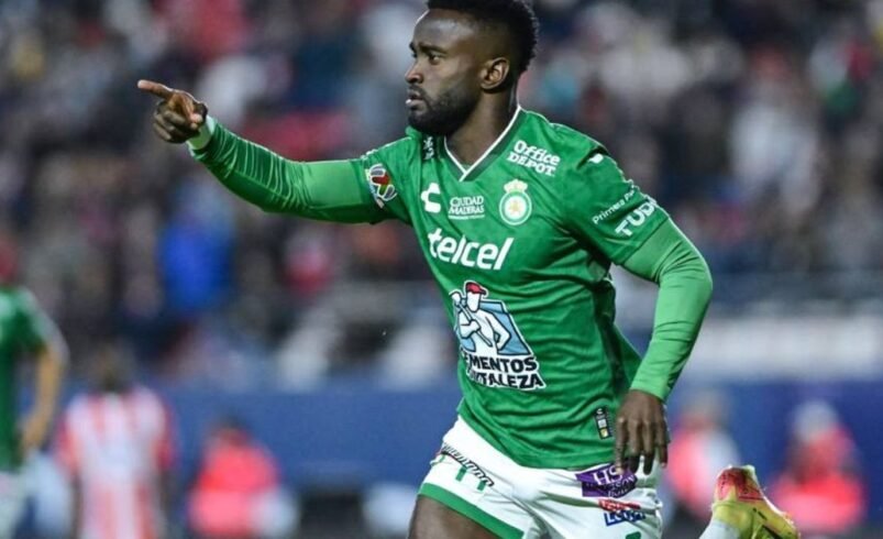 Athletico encaminha acerto com Stiven Mendoza, ex-Corinthians e Santos