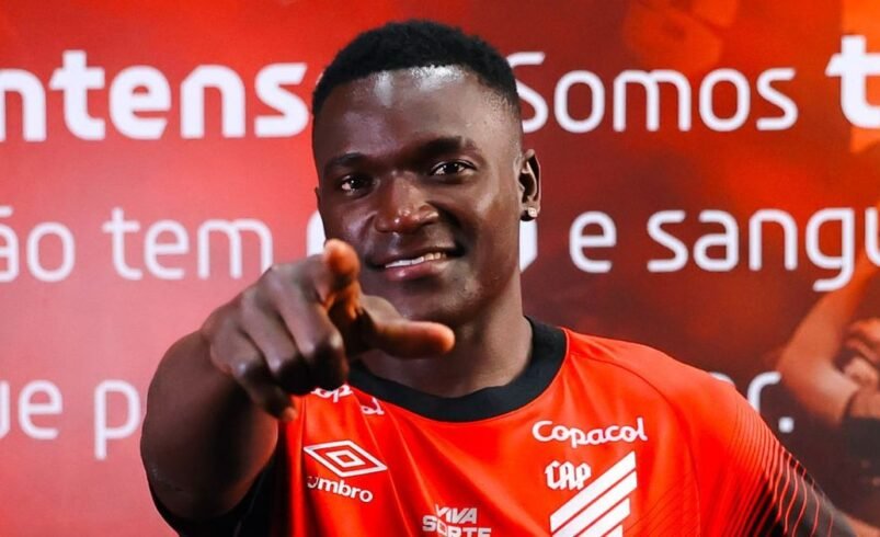 Athletico anuncia atacante Kevin Viveros com número 9 e apelido