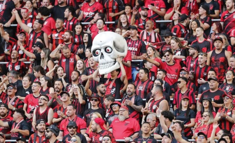 Odair e jogadores se reúnem com torcida antes do clássico na Série B