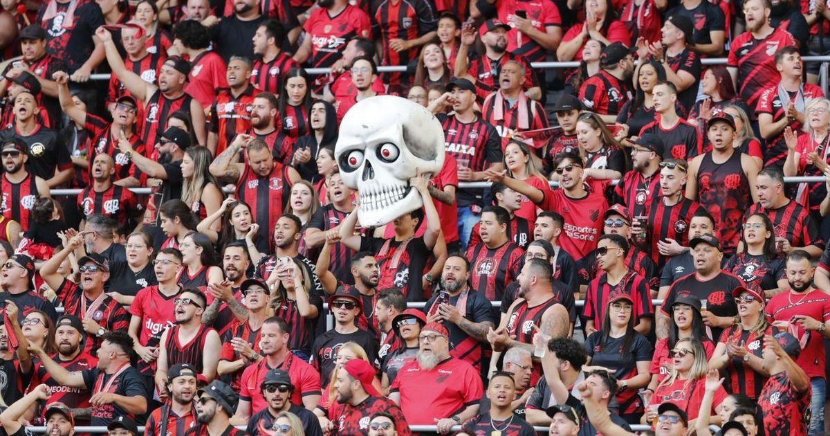 Odair e jogadores se reúnem com torcida antes do clássico na Série B