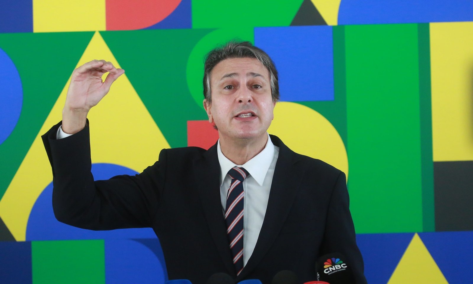 Ministro libera R$ 300 milhões a universidades após restrição de decreto
