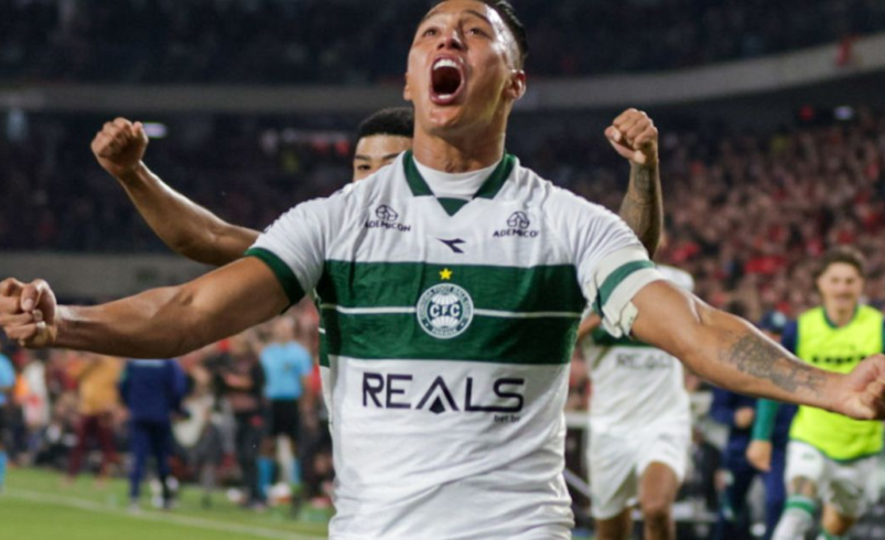 Após sair de ambulância, Sebastián Gómez vira herói do Coritiba contra o Athletico