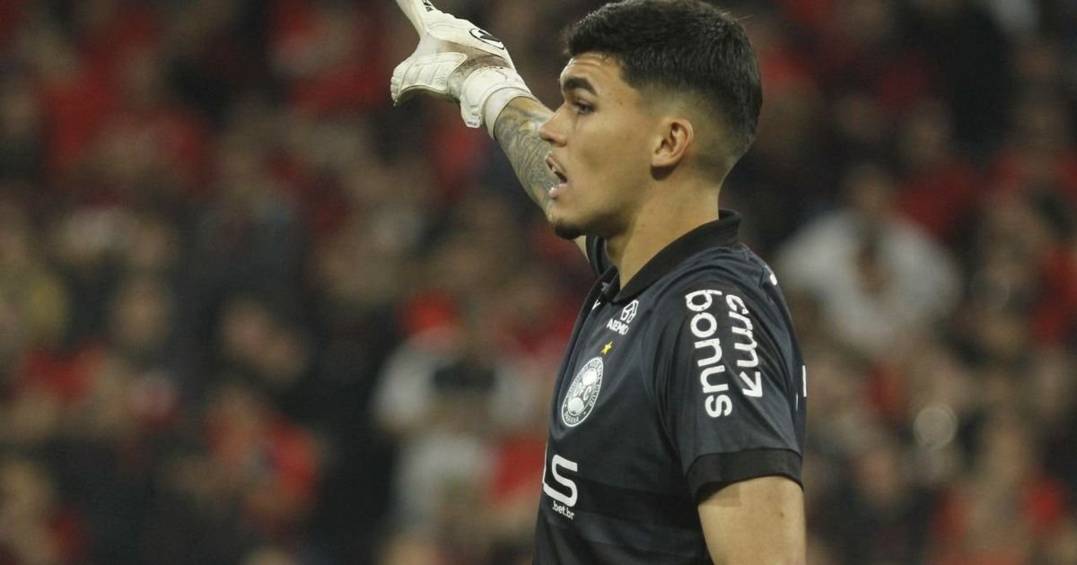 Pedro Morisco elogia defesa do Coritiba contra o Athletico: “Fui pouco exigido”