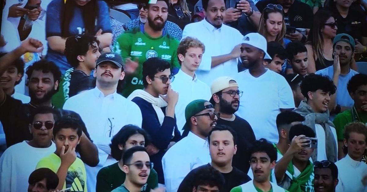 Camisa do Coritiba ganha destaque em torcida da Arábia Saudita: “Vamos, Coxa!”