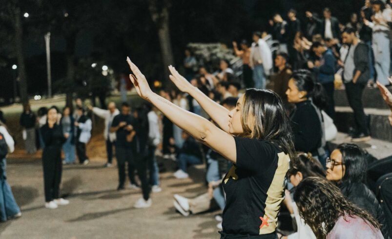 Jovens cristãos levam milhares a cultos em universidades públicas