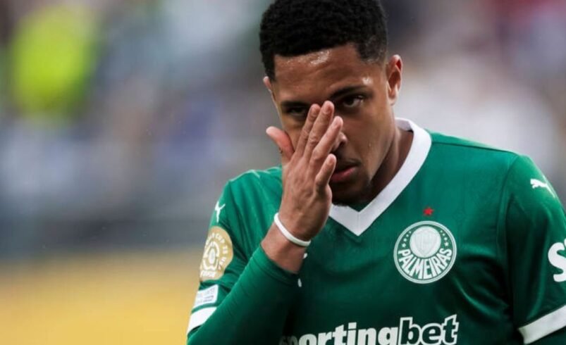 Vitor Roque tenta cavar pênalti, é substituído e torcida não perdoa: “Vergonhoso”