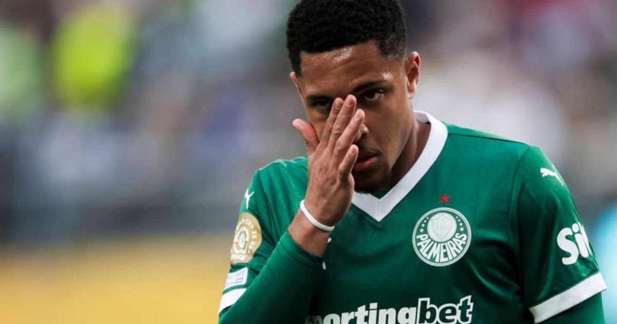 Vitor Roque tenta cavar pênalti, é substituído e torcida não perdoa: “Vergonhoso”